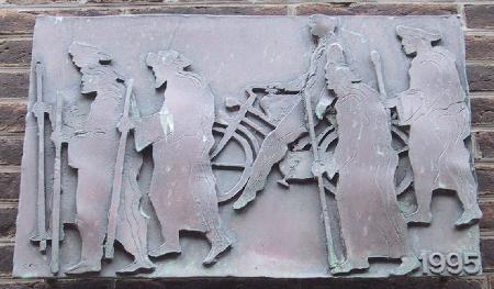 Relief van fietsende pelgrims